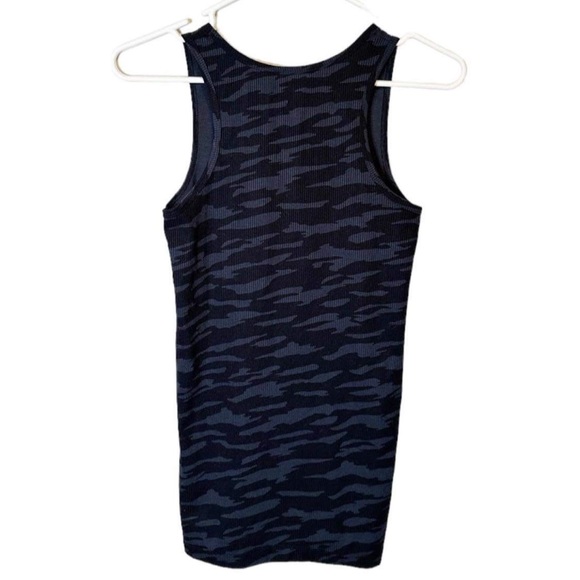Under Armour Tank Top Workout Running Yoga Exercise Black Gray Camouflage Fitted - Picture 6 of 6